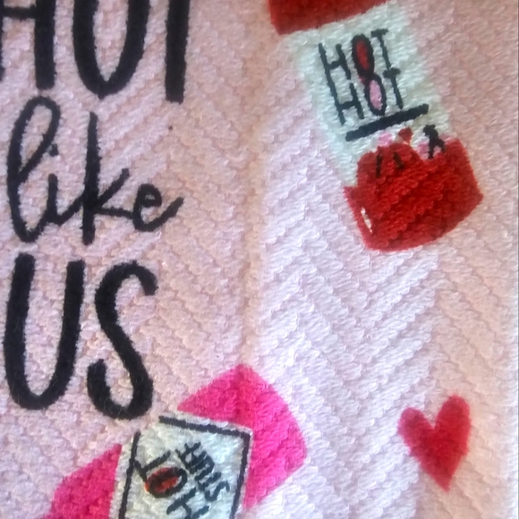 Envogue 2pc Valentines Day Pink/Red "HOT LIKE US" Hearts Kitchen Towels - Picture 2 of 5